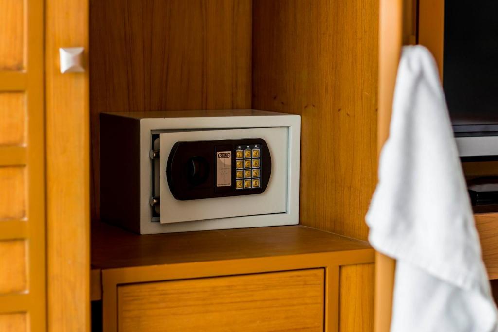 Larn Park Resortel Patong Zimmer foto