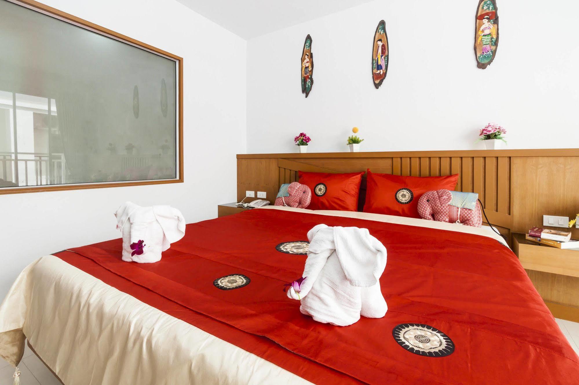 Larn Park Resortel Patong Exterior foto