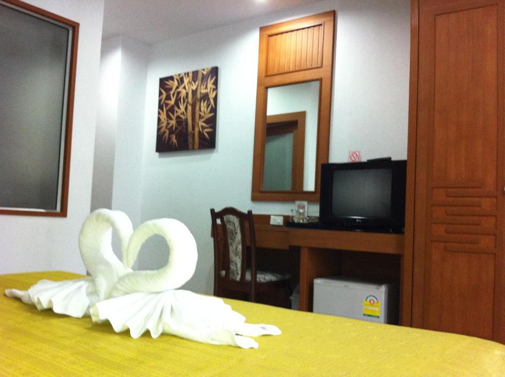 Larn Park Resortel Patong Exterior foto